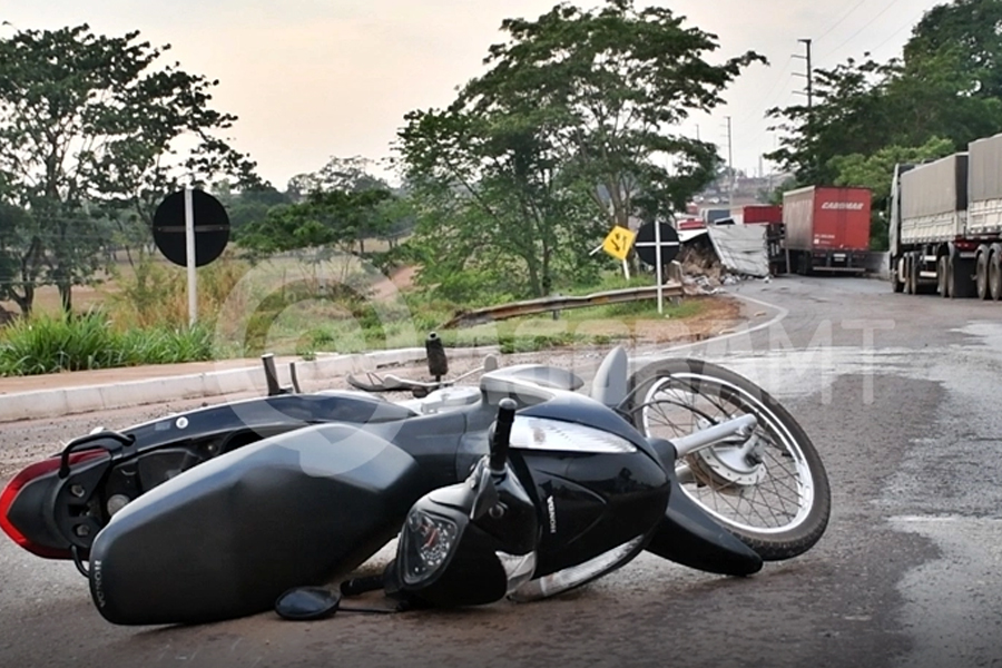 NA BR-364: Carreta tomba e por pouco não esmaga motociclista - News Rondônia