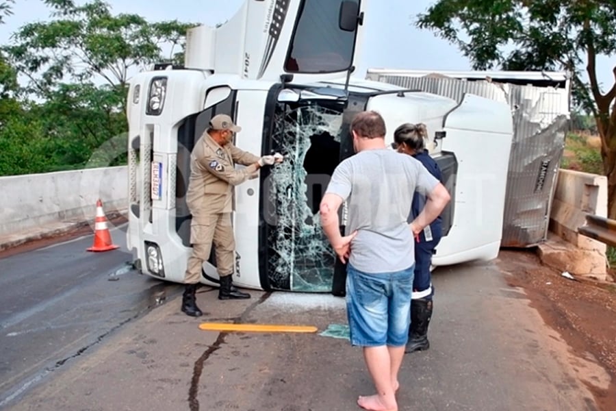 NA BR-364: Carreta tomba e por pouco não esmaga motociclista - News Rondônia