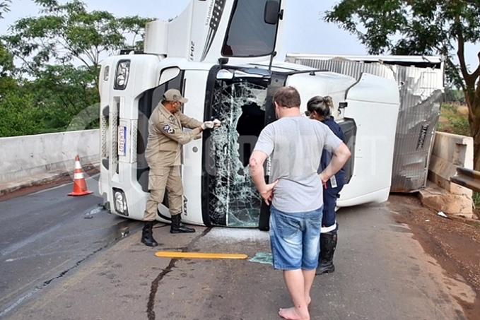 NA BR-364: Carreta tomba e por pouco não esmaga motociclista - News Rondônia