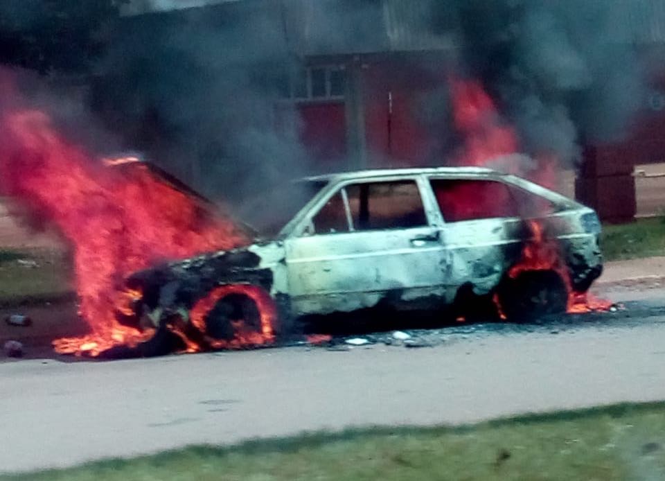 VEÍCULO É DESTRUÍDO POR INCÊNDIO NA AVENIDA MAMORÉ - News Rondônia