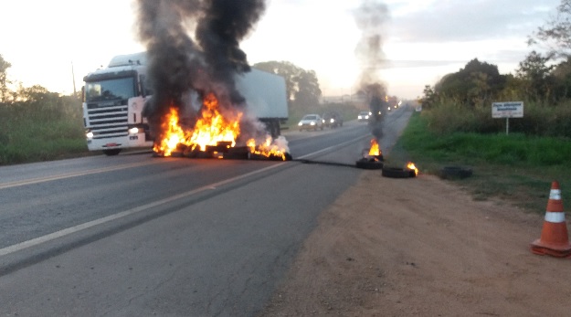 HOMEM EMBRIAGADO É PRESO PELA PRF APÓS ATEAR FOGO EM PNEUS NA RODOVIA - News Rondônia