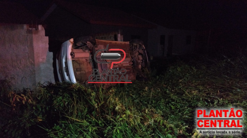 HOMEM CAPOTA CARRO E COLIDE EM MURO DE RESIDÊNCIA EM JI-PARANÁ. - News Rondônia
