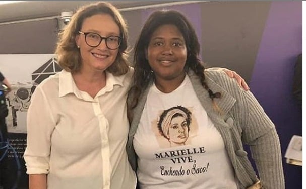 JOVEM COM CAMISETA MARIELLE VIVE ENCHENDO O SACO VIRALIZA - News Rondônia