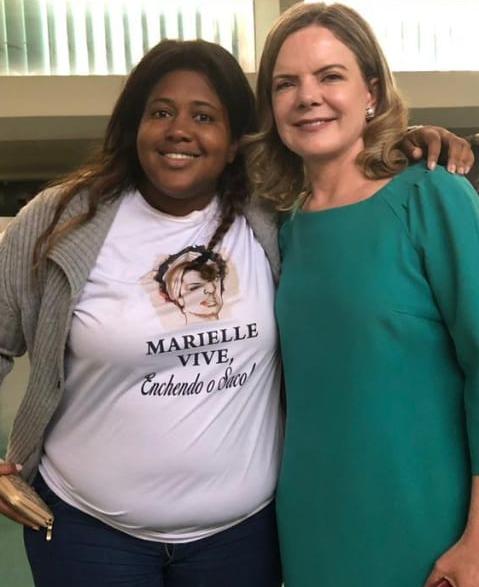 JOVEM COM CAMISETA MARIELLE VIVE ENCHENDO O SACO VIRALIZA - News Rondônia