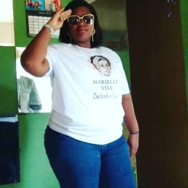 JOVEM COM CAMISETA MARIELLE VIVE ENCHENDO O SACO VIRALIZA - News Rondônia
