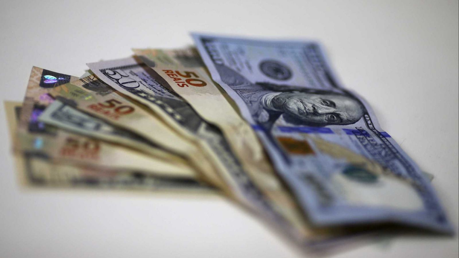 DÓLAR RECUA E FECHA A SEMANA PERTO DE R$ 3,70 - News Rondônia