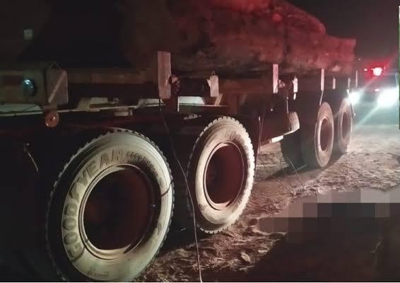 FATALIDADE: MOTORISTA DE CAMINHÃO MORRE ESMAGADO POR TORA DE ÁRVORE - News Rondônia