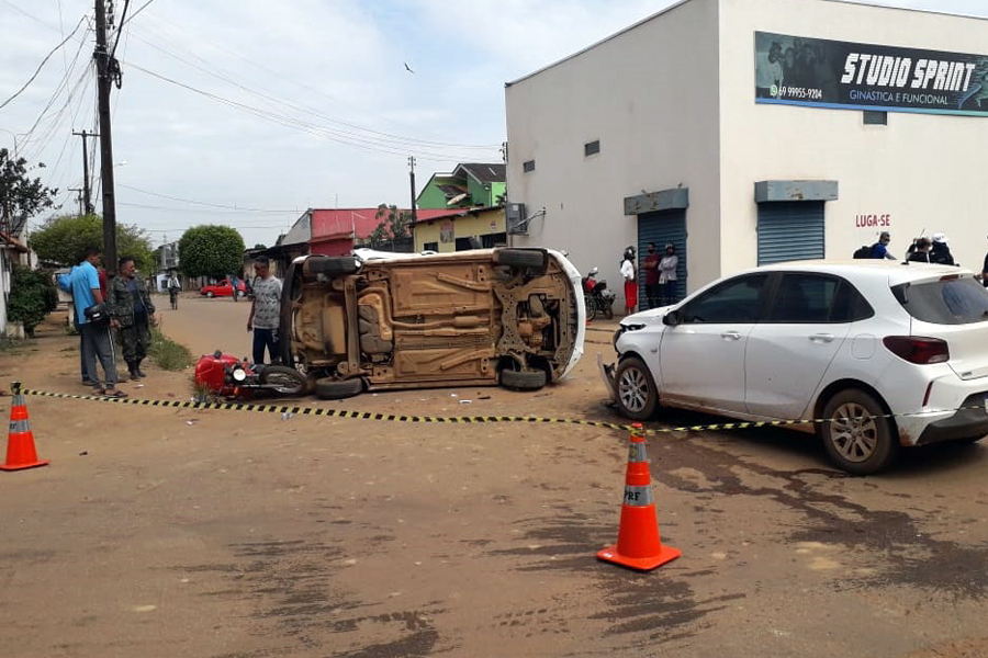 CAPOTAMENTO: Acidente envolvendo três veículos deixa entregador de água ferido em Porto Velho - News Rondônia