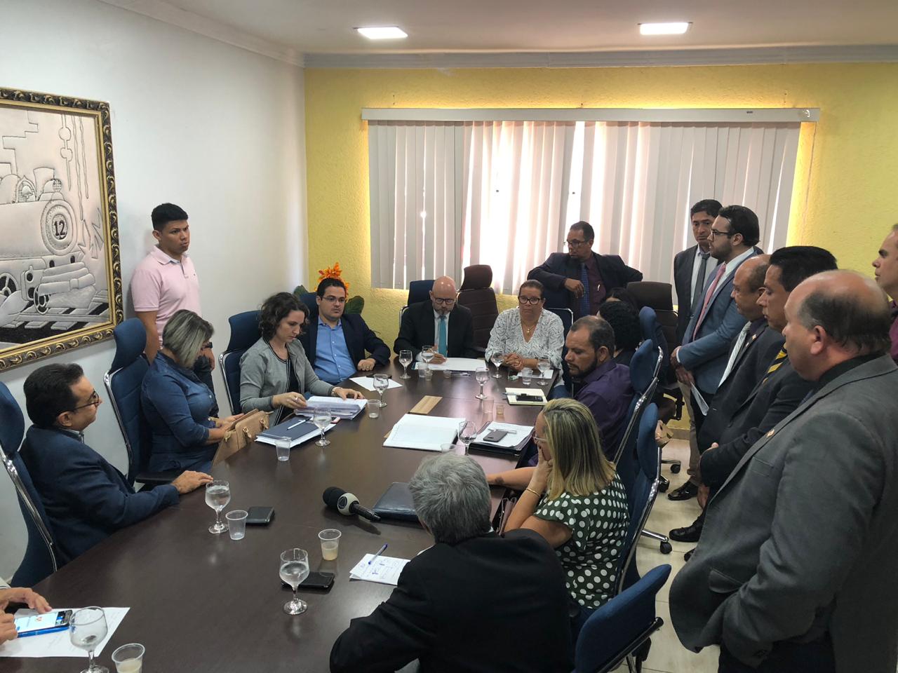 VEREADORA ELLIS REGINA COBRA SOLUÇÃO DE PROBLEMAS TRANSPORTE ESCOLAR DURANTE REUNIÃO NA CÂMARA - News Rondônia