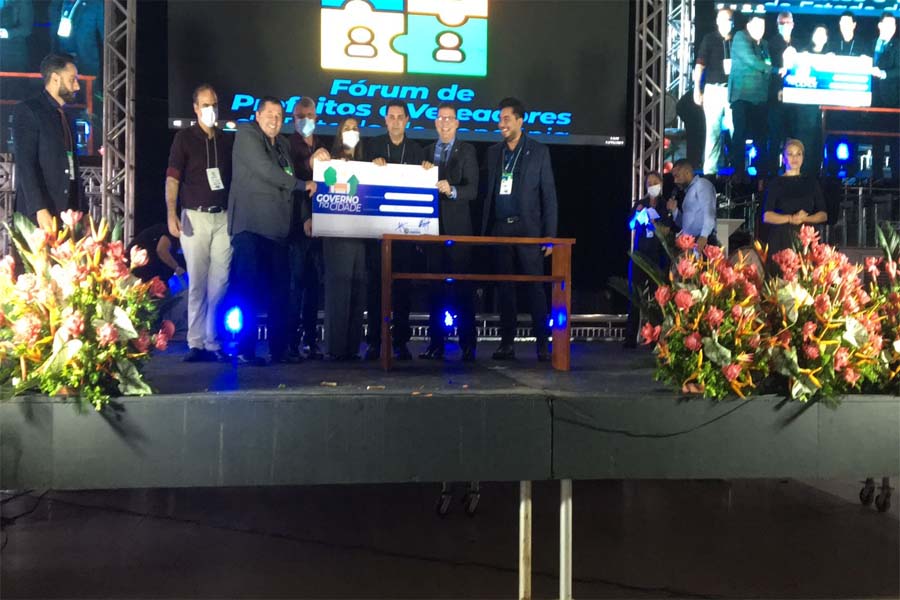 Prefeito Aldo Júlio recebe cheque das mãos do governador Marcos Rocha para revitalizar praça da COHAB - News Rondônia