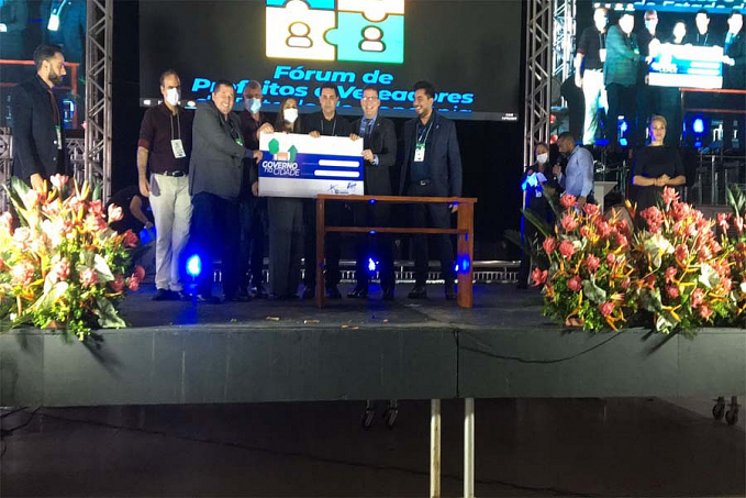 Prefeito Aldo Júlio recebe cheque das mãos do governador Marcos Rocha para revitalizar praça da COHAB - News Rondônia