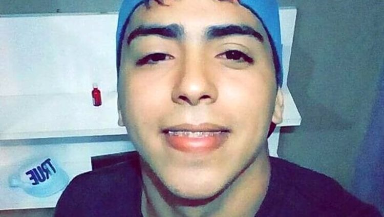 JOVEM MORRE AO COLIDIR MOTOCICLETA EM TRASEIRA DE CAMINHÃO ESTACIONADO NA ZONA SUL DA CAPITAL - News Rondônia