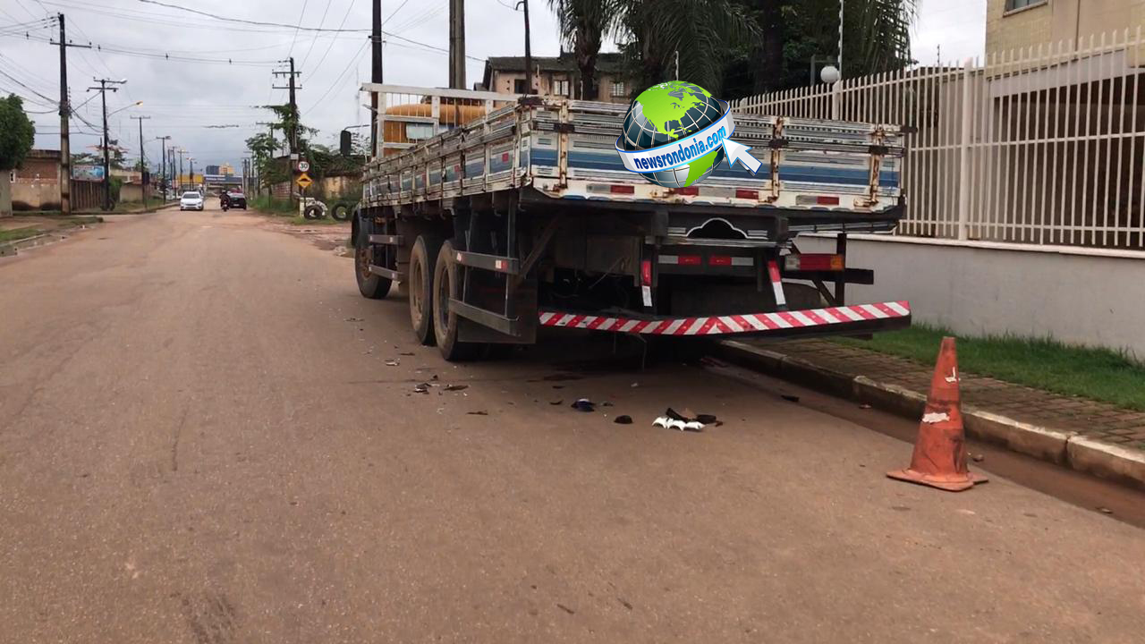 JOVEM MORRE AO COLIDIR MOTOCICLETA EM TRASEIRA DE CAMINHÃO ESTACIONADO NA ZONA SUL DA CAPITAL - News Rondônia