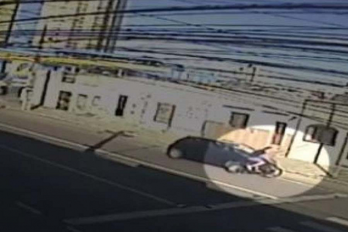 Ciclista é atingido por carro após manobra fora da ciclofaixa - News Rondônia