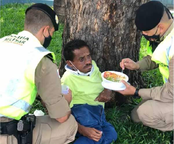 Policiais dão comida na boca de sem-teto com deficiência e foto viraliza - News Rondônia