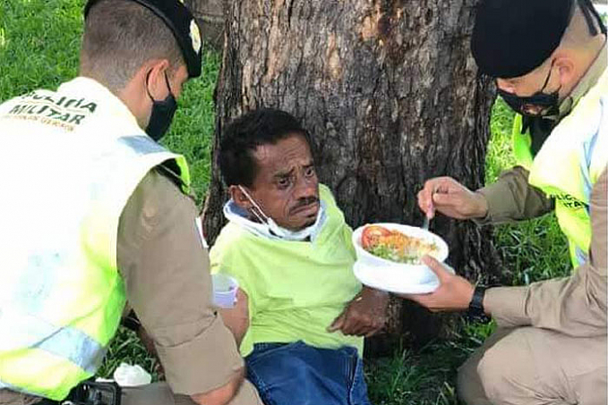 Policiais dão comida na boca de sem-teto com deficiência e foto viraliza - News Rondônia