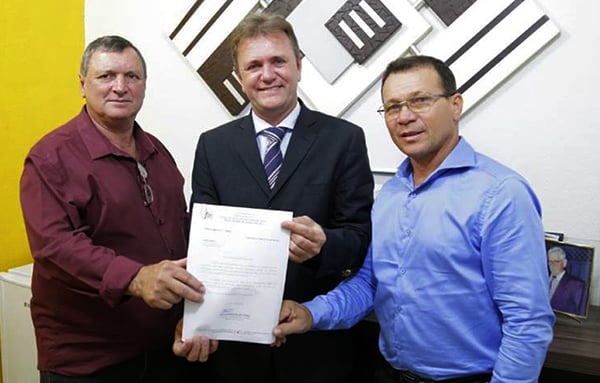 DEPUTADO LUIZINHO LIBERA EMENDA PARA CONSTRUÇÃO DE MURO DE CEMITÉRIO E ILUMINAÇÃO DE CAMPO DE SOCIETY EM PIMENTEIRAS - News Rondônia