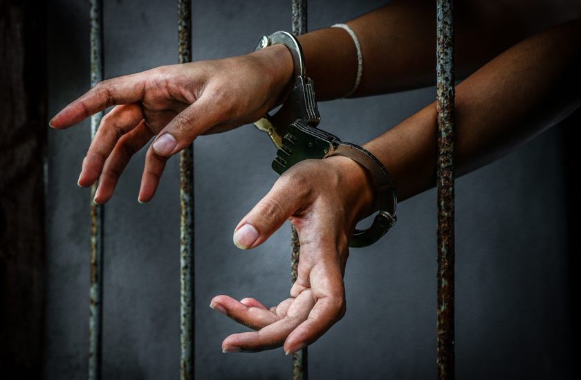 MULHER COME, BEBE, DÁ O CANO EM CHURRASCARIA E AINDA ATACA PMS - News Rondônia