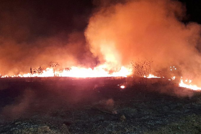 NOVAMENTE - Incêndio destrói vegetação de terreno próximo ao Hospital Cemetron - News Rondônia