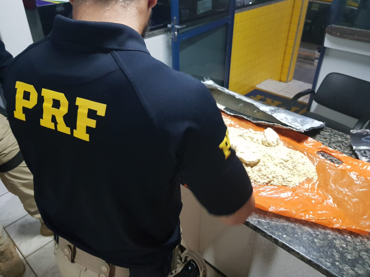 EM VILHENA, PRF PRENDE MULHER COM 3,5 QUILOS DE COCAÍNA - News Rondônia