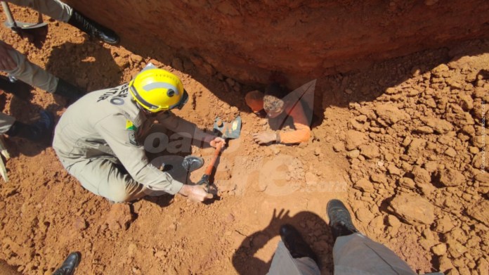 Bombeiros salvam vida de jovem que foi soterrado em vala na cidade de Epitaciolândia - News Rondônia