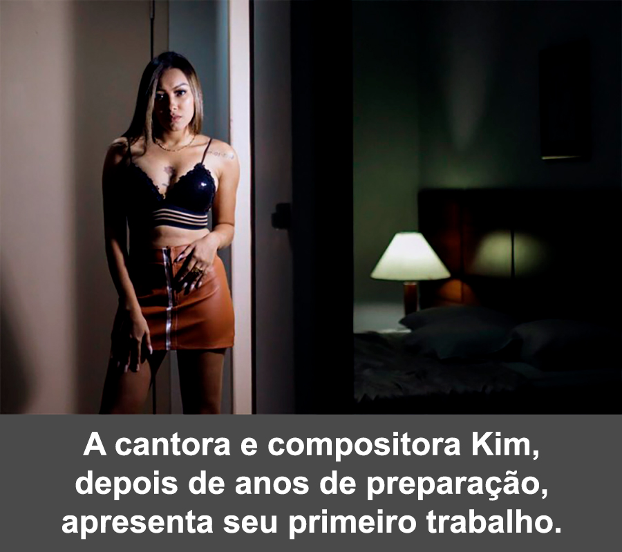 A cantora e compositora Kim, depois de anos de preparação, apresenta seu primeiro trabalho.
