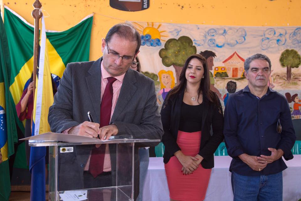 DEPUTADO AELCIO DA TV PARTICIPA DA SOLENIDADE DE ASINATURA DAS ORDENS DE SERVIÇO PARA OBRAS DE ESCOLAS MUNICIPAL - News Rondônia