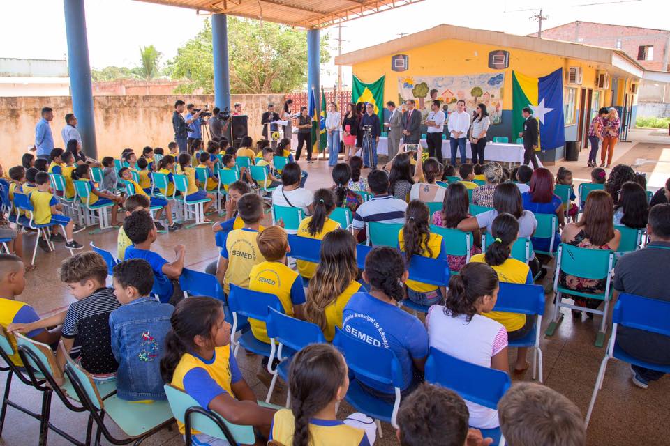DEPUTADO AELCIO DA TV PARTICIPA DA SOLENIDADE DE ASINATURA DAS ORDENS DE SERVIÇO PARA OBRAS DE ESCOLAS MUNICIPAL - News Rondônia