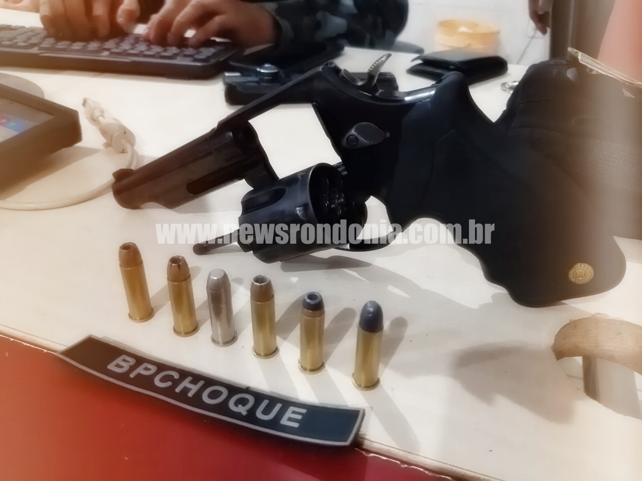 POLÍCIA ABORDA CARRO E PRENDE DOIS SUSPEITOS COM REVÓLVER MUNICIADO - News Rondônia