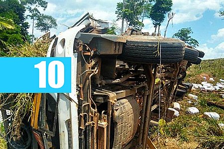 CAMINHÃO TOMBA EM RODOVIA QUE LIGA VILHENA A COLORADO; BOMBEIROS RECEBEM INFORMAÇÃO DE QUE HÁ UM MORTO - News Rondônia