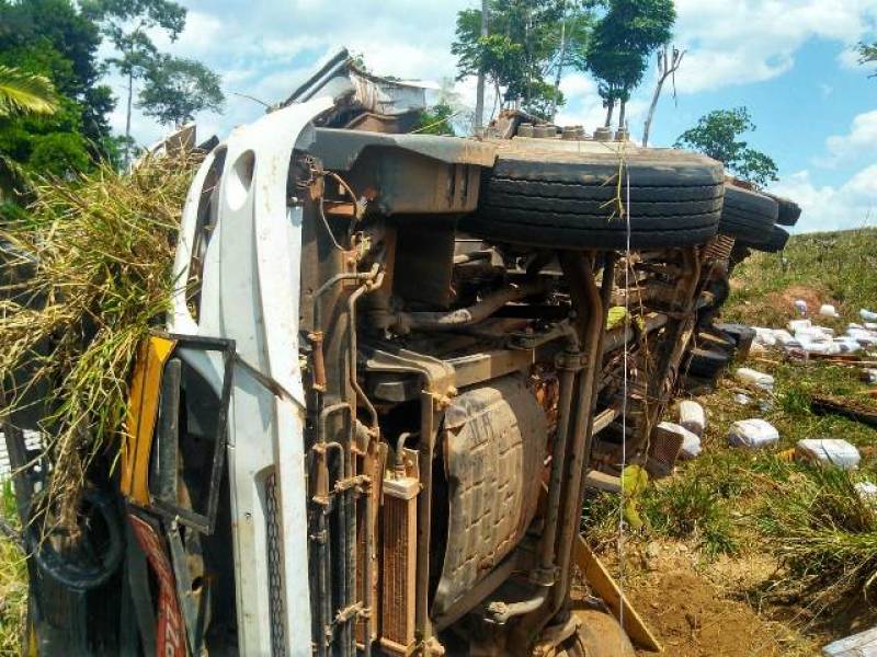 CAMINHÃO TOMBA EM RODOVIA QUE LIGA VILHENA A COLORADO; BOMBEIROS RECEBEM INFORMAÇÃO DE QUE HÁ UM MORTO - News Rondônia