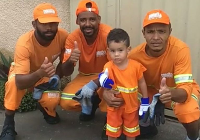 MENINO DE 2 ANOS ADORA GARIS E AJUDA RECOLHER O LIXO DA RUA - ASSISTA! - News Rondônia