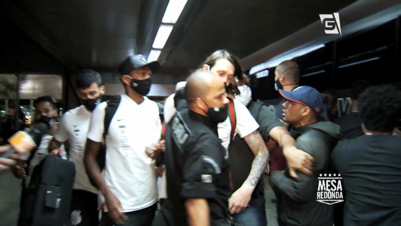 Jogadores do Corinthians são cercados e ameaçados por torcedores no retorno a São Paulo - News Rondônia