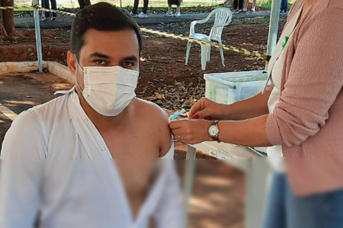 Asmático, deputado federal de 31 anos é vacinado contra a Covid-19 em Rondônia - News Rondônia