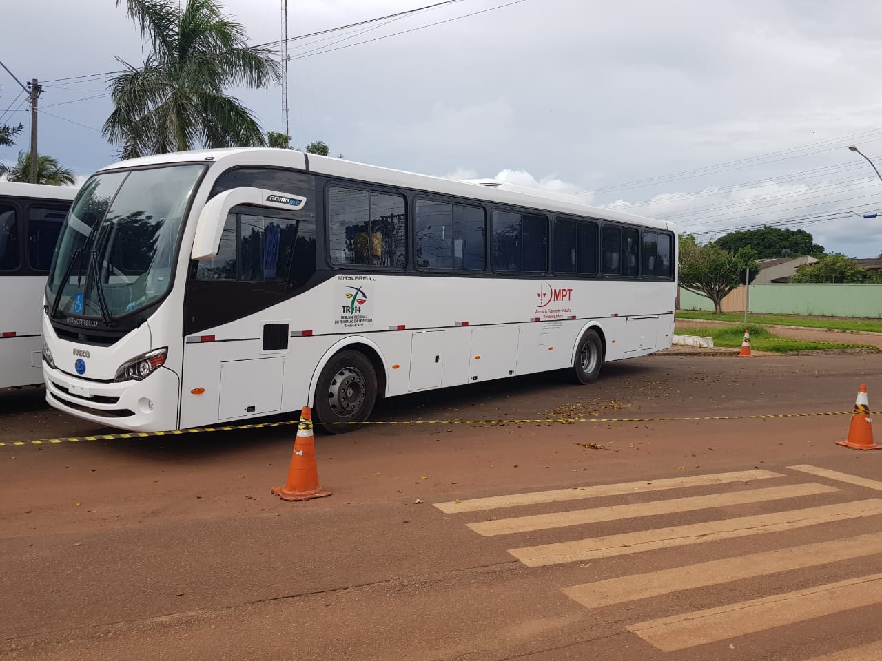 ROLIM DE MOURA RECEBE DOIS VEÍCULOS DE TRANSPORTE COLETIVO DA JUSTIÇA DO TRABALHO, FRUTO DE ACORDO EM ACP - News Rondônia