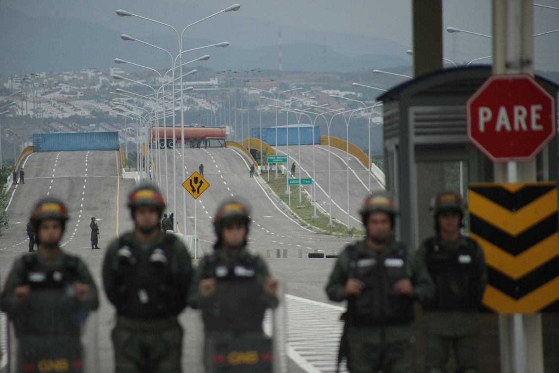 MILITARES VENEZUELANOS BLOQUEIAM PONTE ENTRE COLÔMBIA E VENEZUELA - News Rondônia