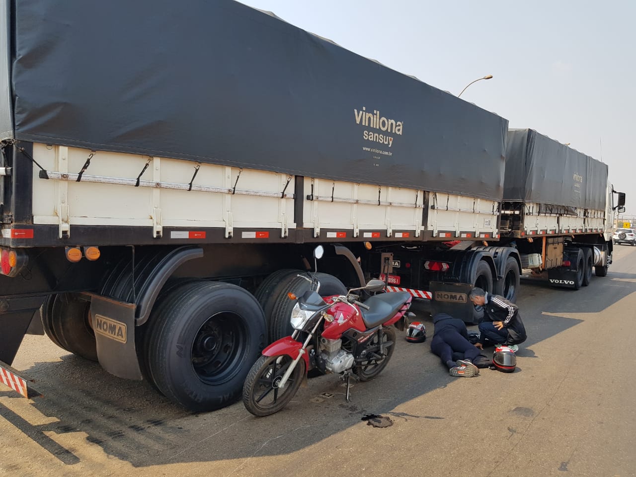 CASAL EM MOTO ESCAPA DA MORTE APÓS SEREM TOCADOS POR OUTRA MOTO E CAÍREM DE BAIXO DE CARRETA NA BR 364 - News Rondônia