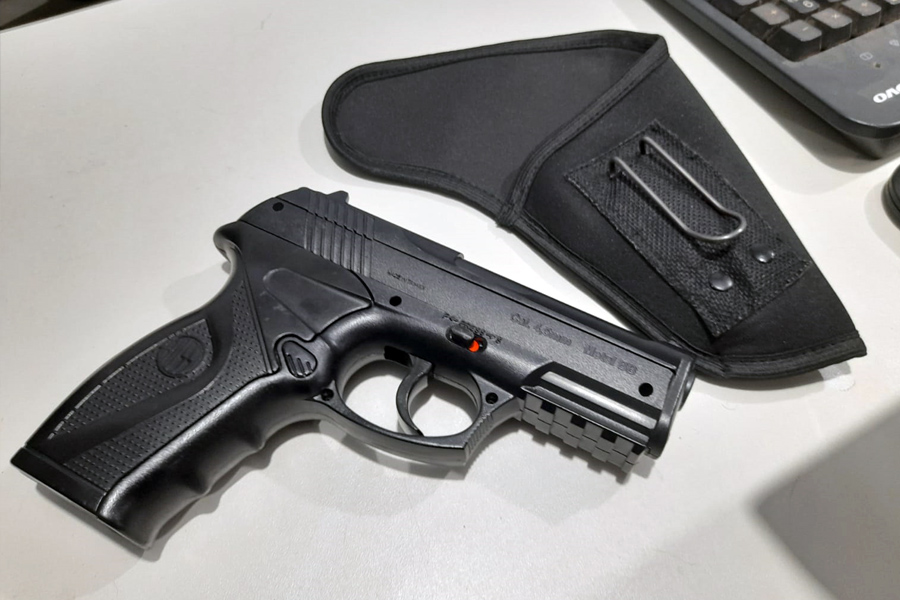 DESCONTROLADO: Homem é preso após ameaçar esposa e filha com arma - News Rondônia