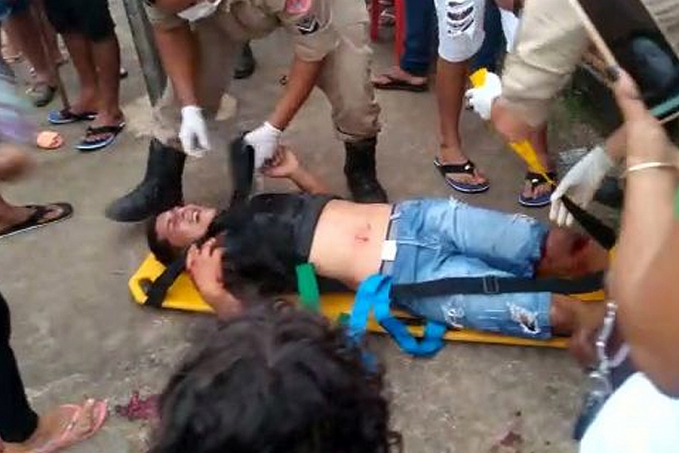 VEJA VÍDEO - Jovem é atacado com vários tiros na frente da bar - News Rondônia
