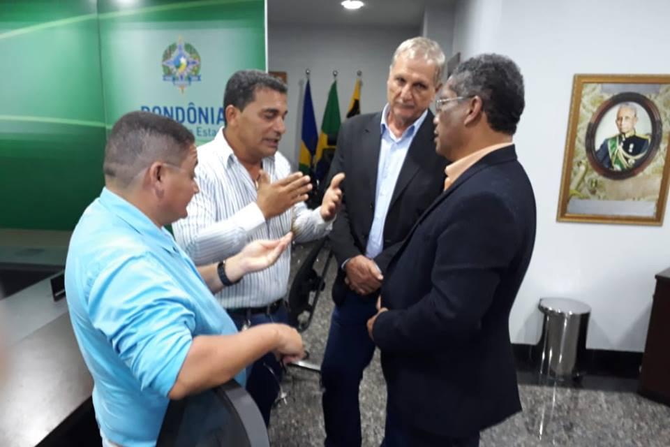FOLLADOR DISCUTE TRANSPORTE ESCOLAR EM CAMPO NOVO DE RONDÔNIA COM SECRETÁRIO DA SEDUC - News Rondônia