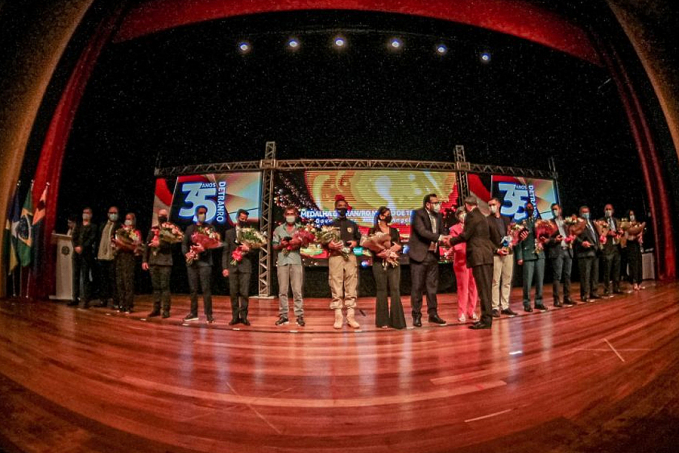 MEDALHAS - Servidores e autoridades são homenageados durante cerimônia alusiva aos 35 anos do Detran Rondônia - News Rondônia