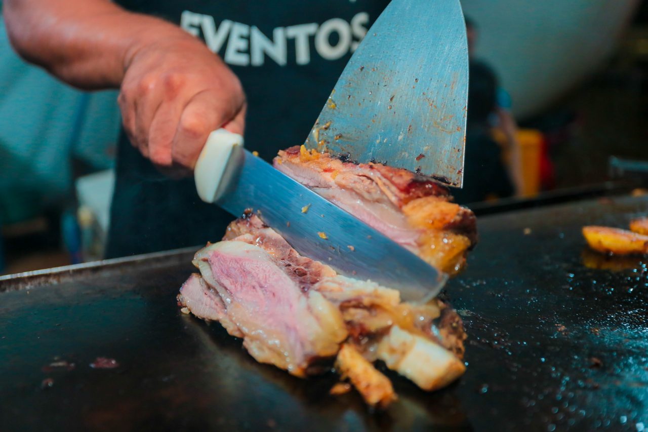 CHURRASCO E COMIDAS TÍPICAS DA REGIÃO ATRAÍRAM O PÚBLICO NA TERCEIRA NOITE DE FESTA DA EXPOPORTO - News Rondônia