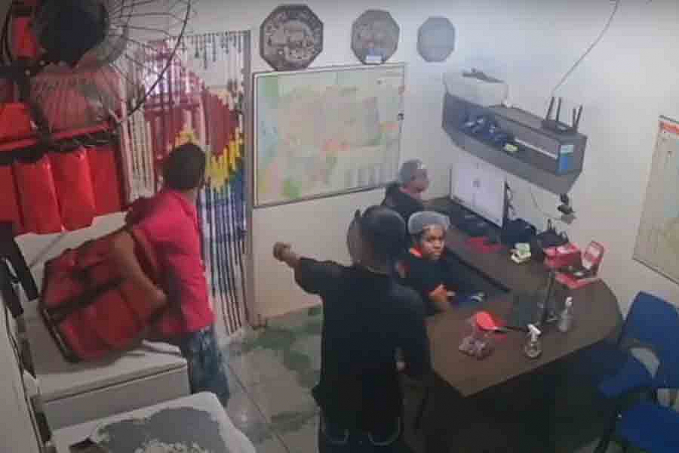 VÍDEO - Dupla invade pizzaria, faz funcionários reféns e faz roubo na capital - News Rondônia