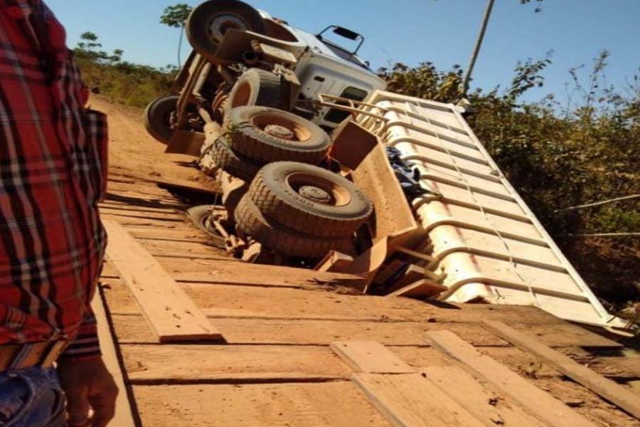 Ponte cede e caminhão carregado com tijolos tomba próximo a Corumbiara - News Rondônia