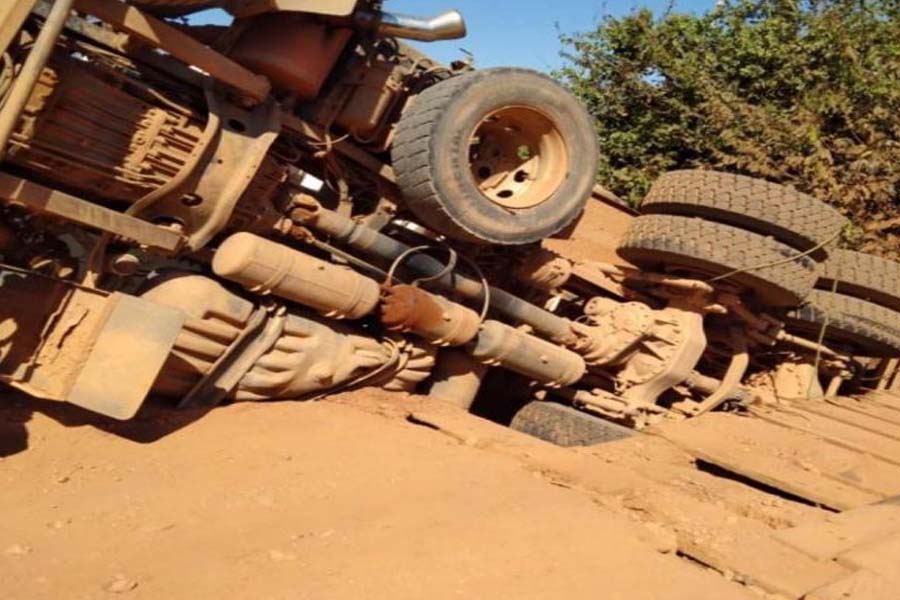 Ponte cede e caminhão carregado com tijolos tomba próximo a Corumbiara - News Rondônia