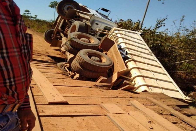 Ponte cede e caminhão carregado com tijolos tomba próximo a Corumbiara - News Rondônia