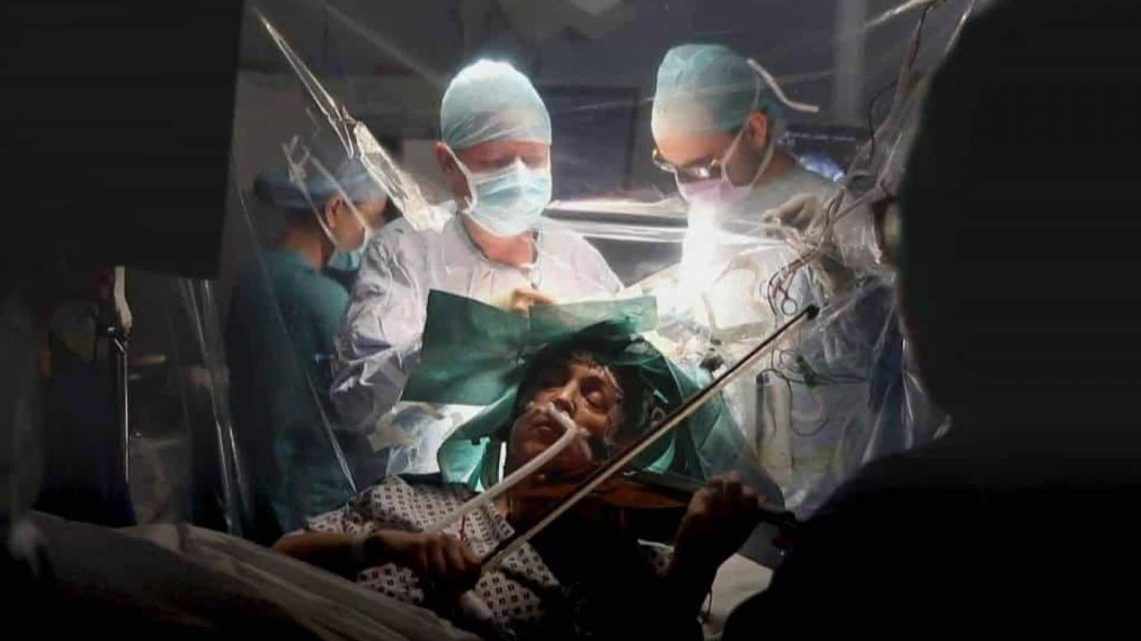 VIOLINISTA TOCA DURANTE A PRÓPRIA CIRURGIA NO CÉREBRO - News Rondônia