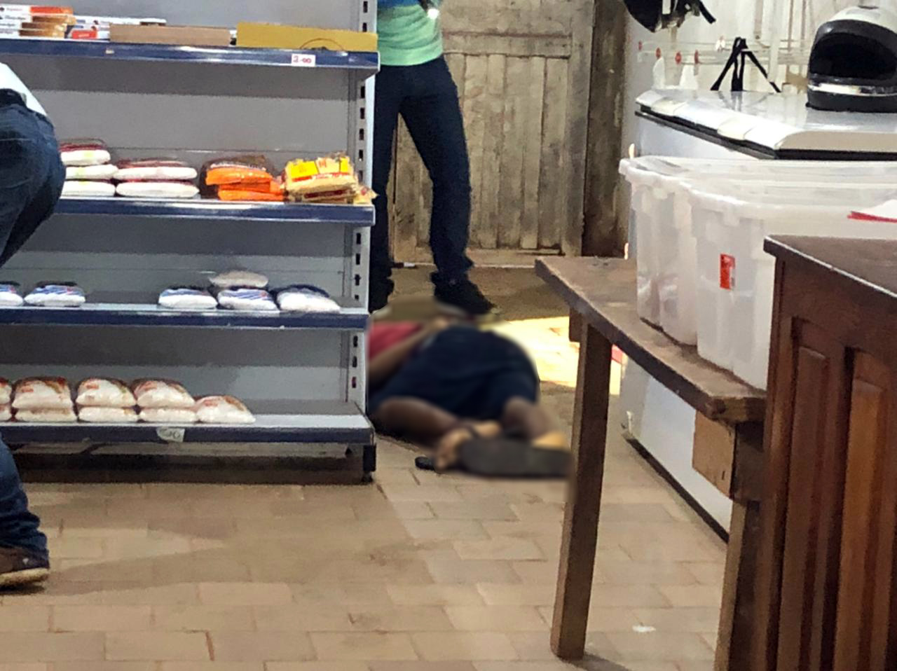 CINCO TIROS - Adolescente é executado dentro de comércio na zona leste - News Rondônia