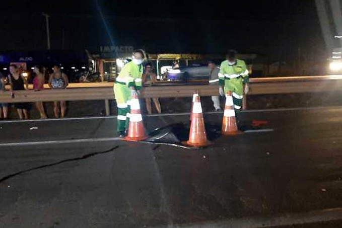 TRAGÉDIA NA BR-364: Carreta passa por cima de moto com casal e criança - News Rondônia
