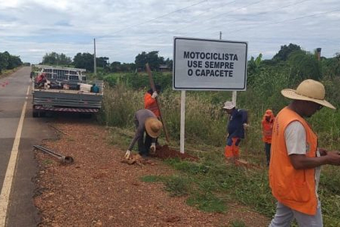 MELHORIAS - Equipe do DER implanta sinalização horizontal e vertical nas Rodovias 383 e 490 na região da Zona da Mata - News Rondônia